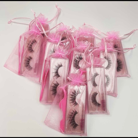 Lashes - Picture 3 of 5